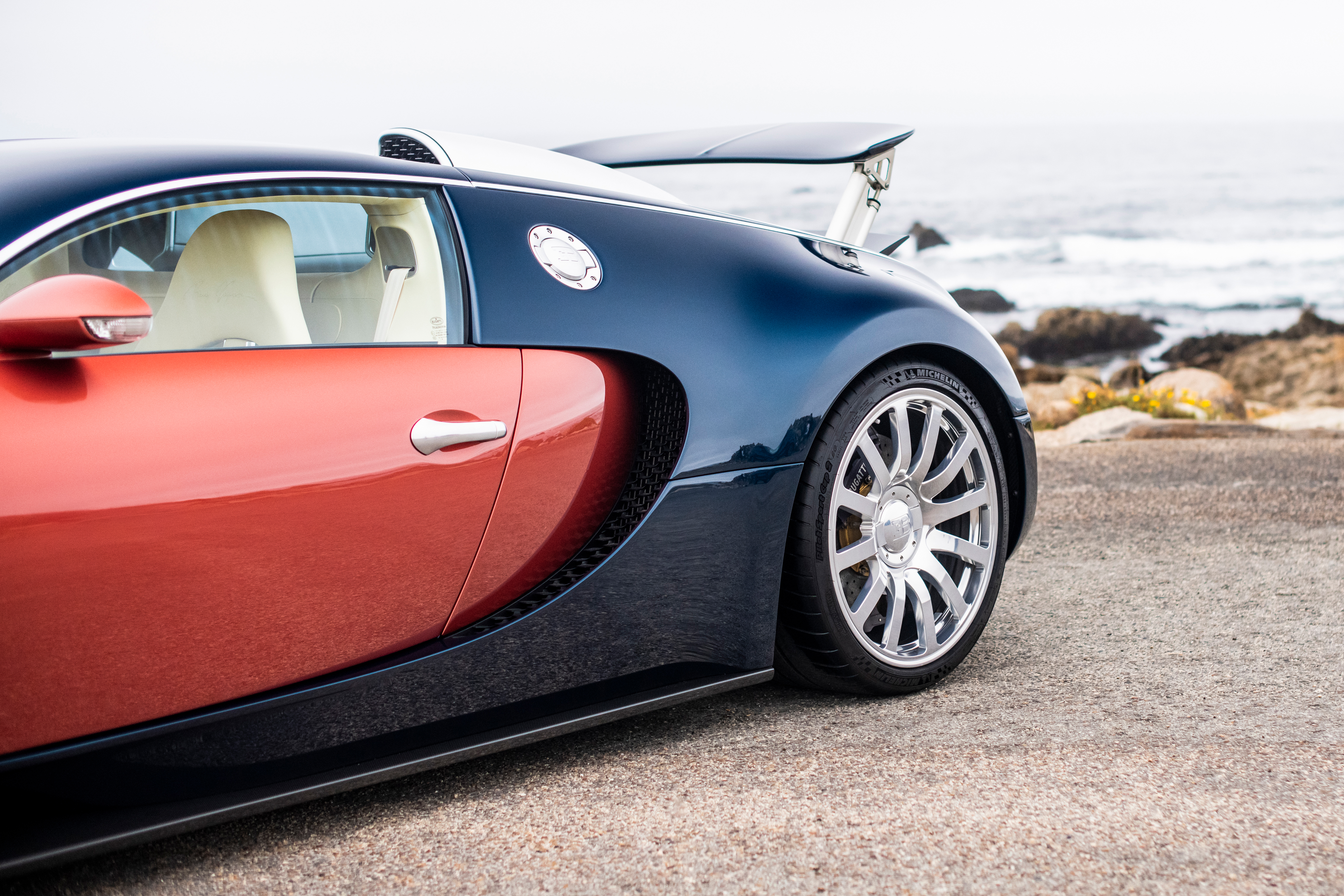 Most visibly, this Veyron introduces a new wheel concept that enables the car to use tires in Chiron dimensions, beginning with a reinterpretation of the Machiavelli wheel design in 20 inches at the front and 21 inches at the rear. 
